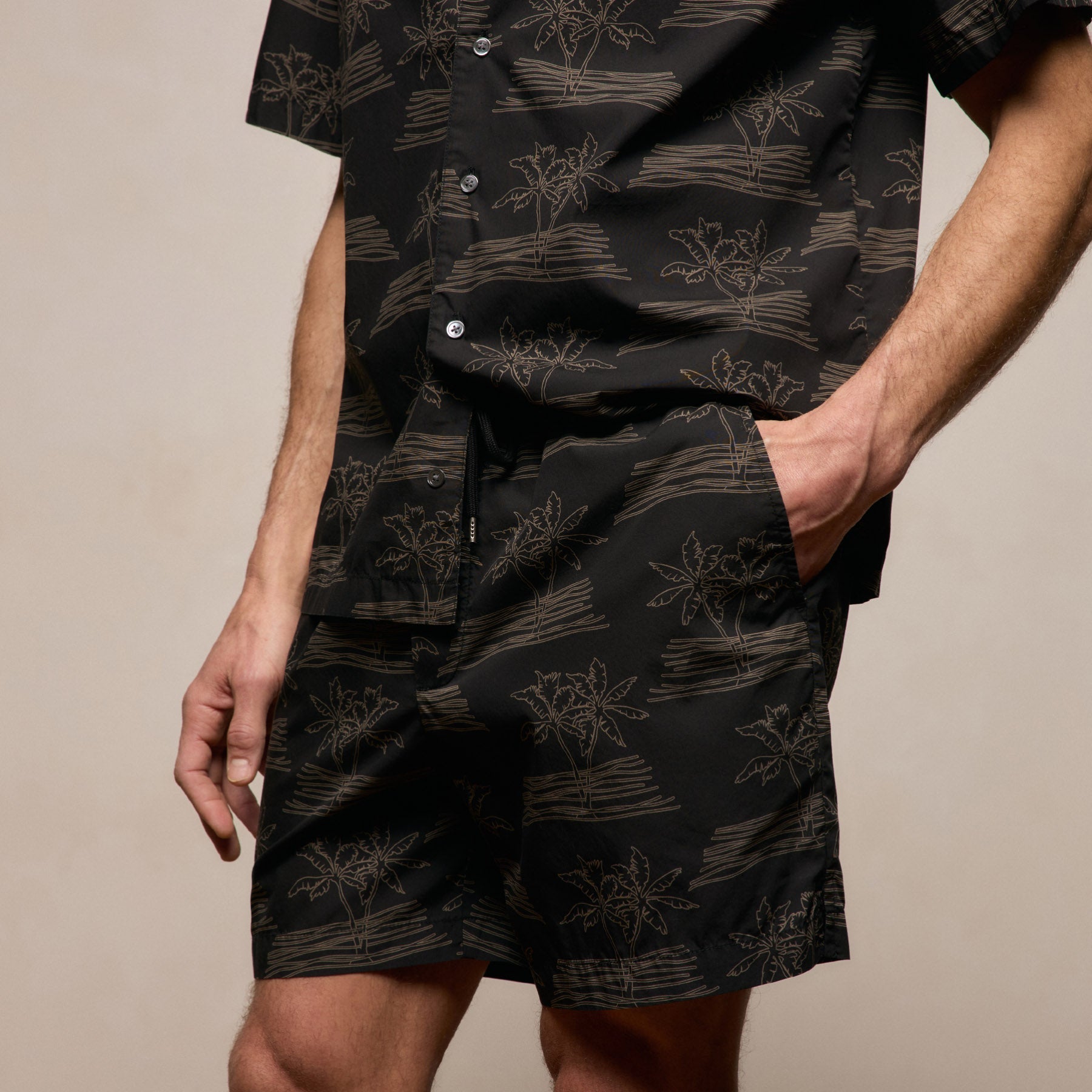 Palm Printed Short - Black/Light Olive Pigment