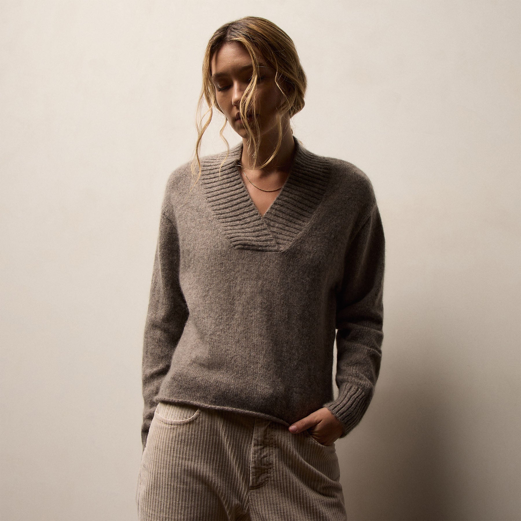 Lightweight Textured Cashmere V Neck - Beige Melange