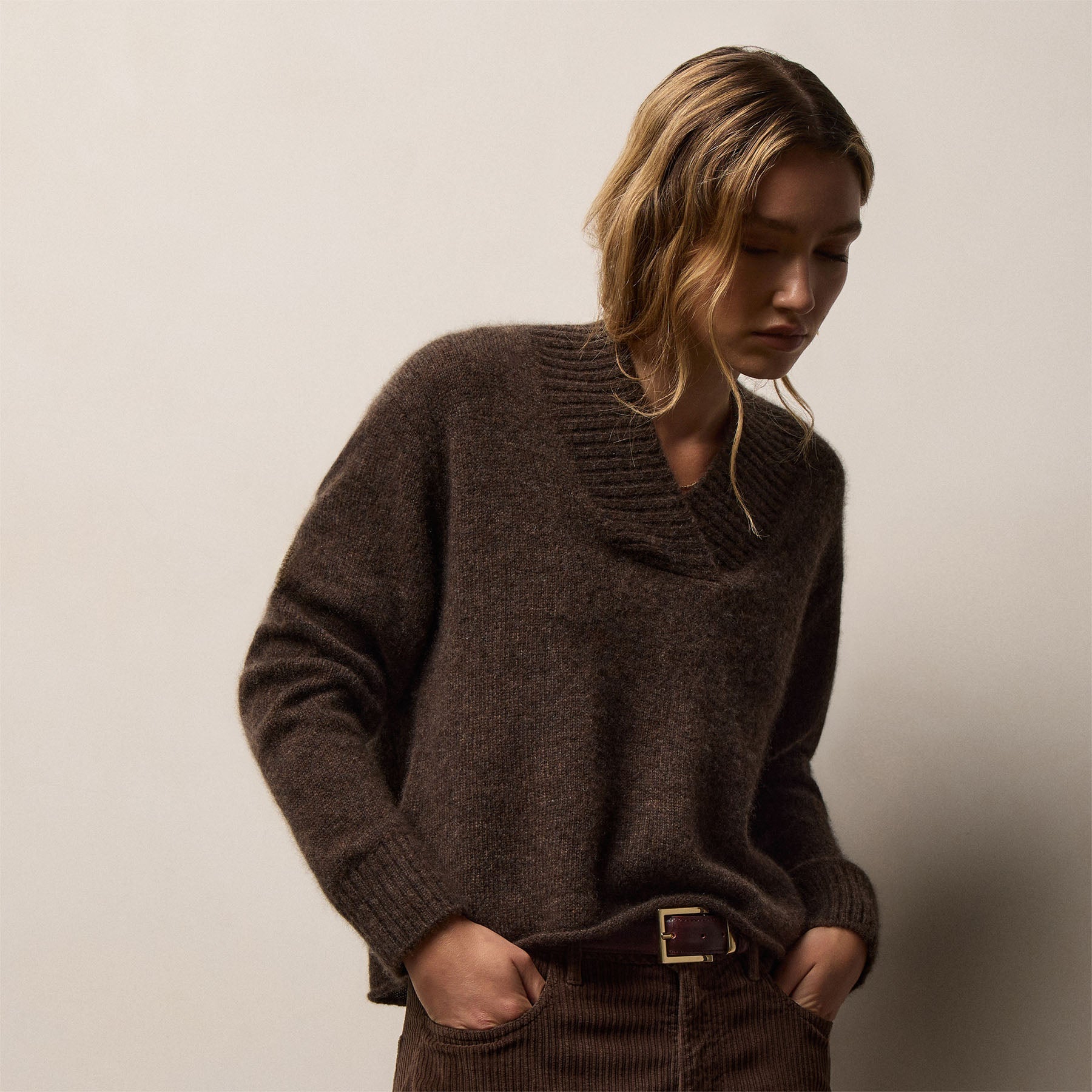 Lightweight Textured Cashmere V Neck - Bark