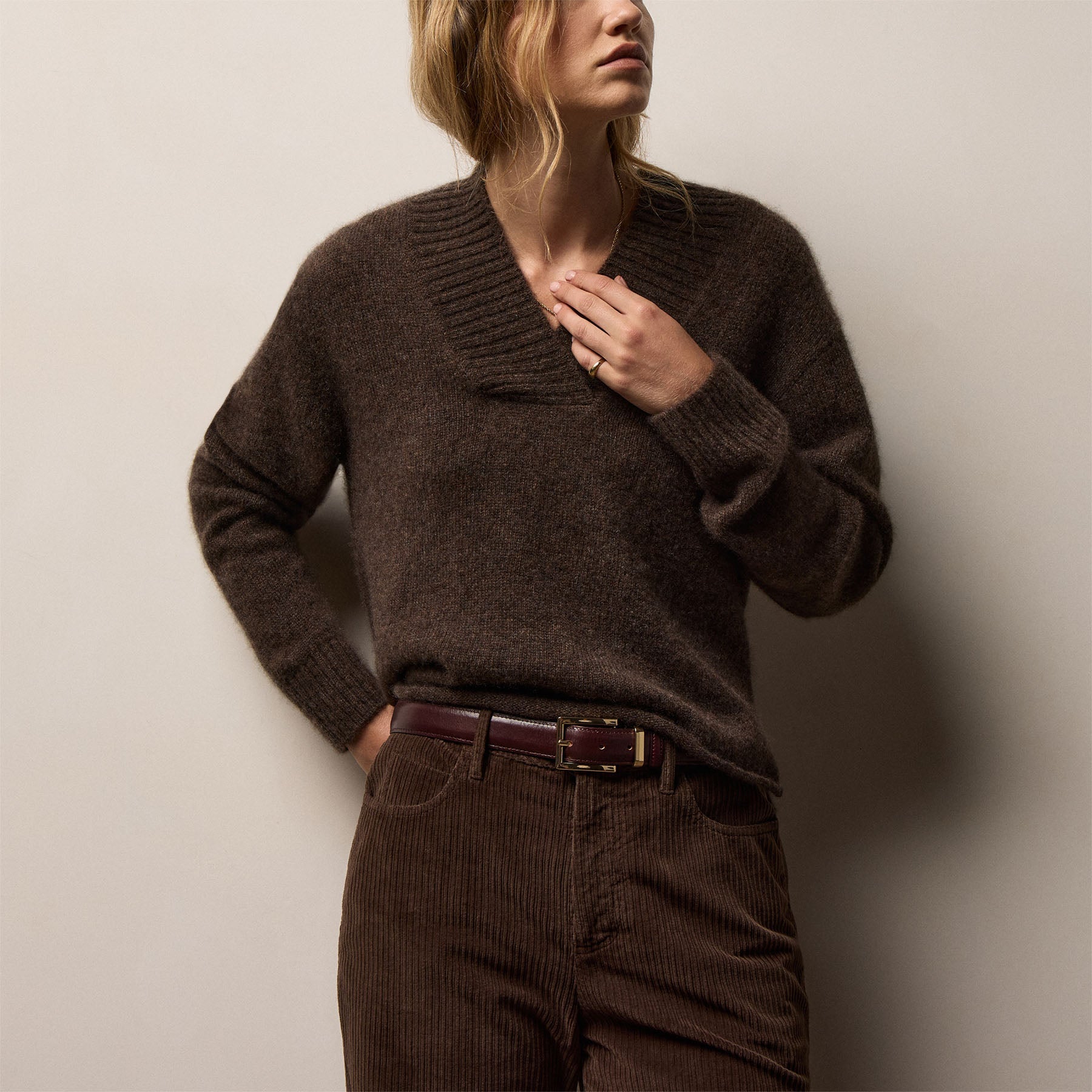 Lightweight Textured Cashmere V Neck - Bark
