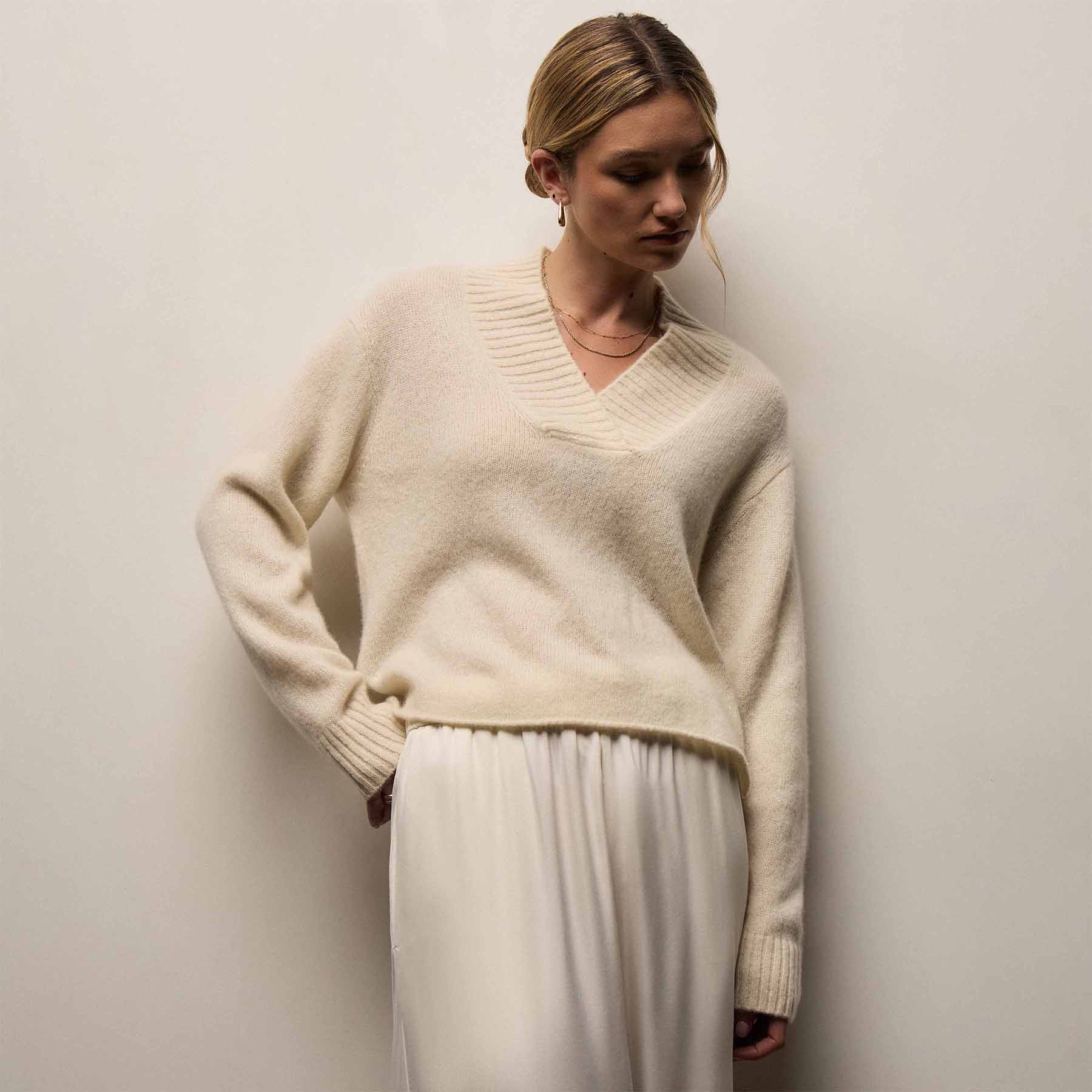 Lightweight Textured Cashmere V Neck - Ivory